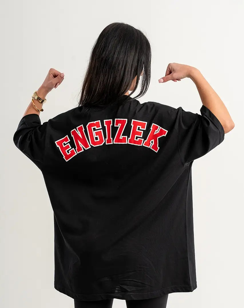 Schwarzes T-Shirt mit Logo Links & Flagge