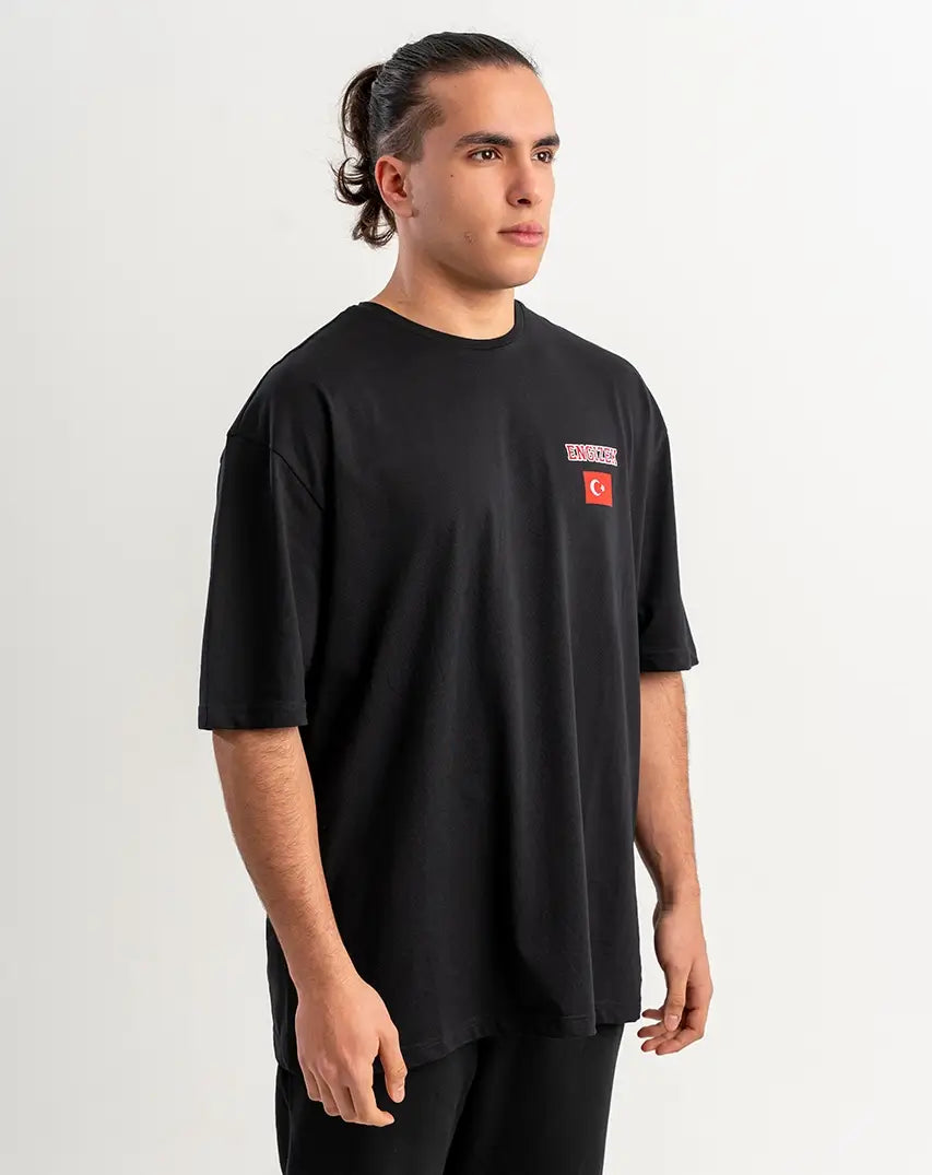 Schwarzes T-Shirt mit Logo Links & Flagge