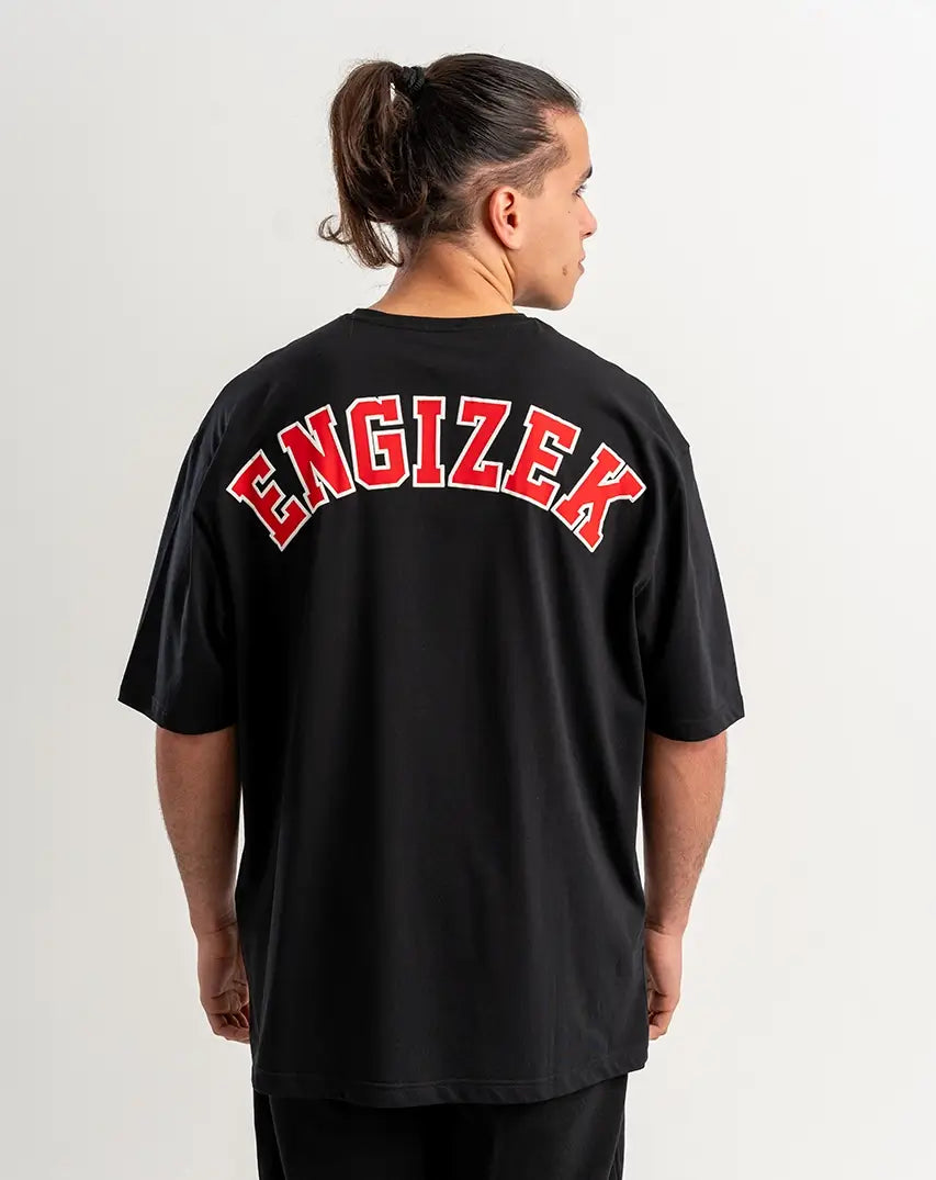 Schwarzes T-Shirt mit Logo Links & Flagge